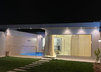 شاليه بمسبح خارجي ومسطح اخضر
