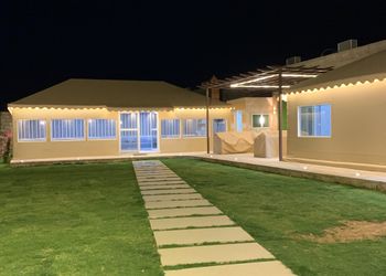 استراحة بمسطح اخضر وجلسة خارجية