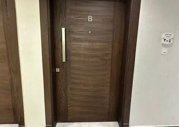 شقة بتصميم فاخر وصالة أنيقة