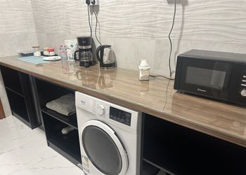استديو بأثاث مريح وبسيط 
