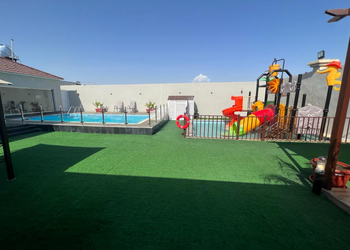 شاليه بصالة مطلة على المسبح 
