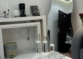 شقة بصالة هادئة ودخول ذاتي 