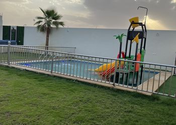 شاليه بألعاب مائية ومسطح اخضر