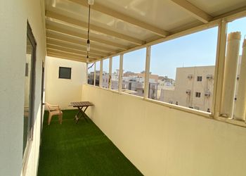 غرفة بأثاث مريح وبسيط 