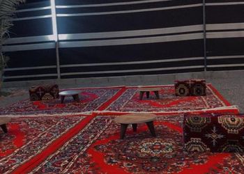 مخيم بجلسة خارجية وألعاب أطفال 