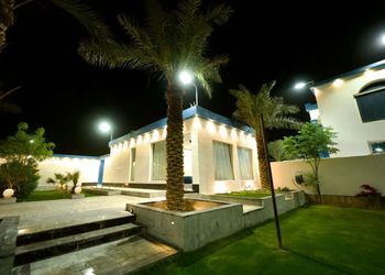 شاليه بمسطح اخضر وجلسة خارجية