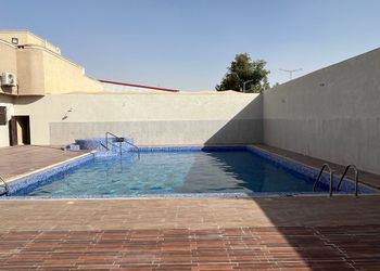 استراحة بقسمين ومسطحات خضراء 