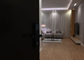 شقة بصالة أنيقة ودخول ذاتي