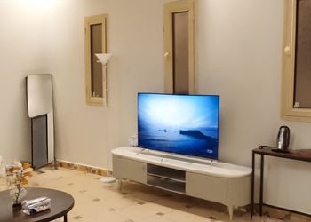 استديو بسرير مفرد وأثاث مريح 