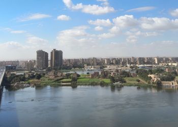 شقة بدخول ذاتي وصالة أنيقة 