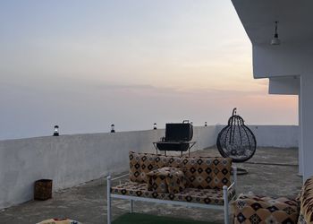 فيلا ببلكونه مطلة على الجبل