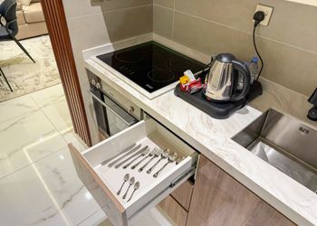 شقة بغرفة معيشة وغرفة نوم 
