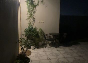 شقة غرفتين نوم وصالة وسطح       