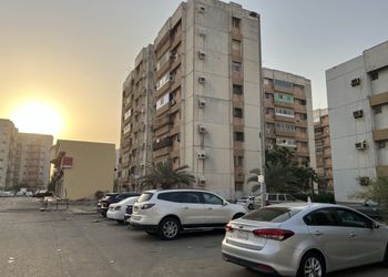 شقة بصالة وثلاث غرف نوم 