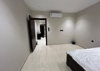 استديو بأثاث مريح وبسيط 