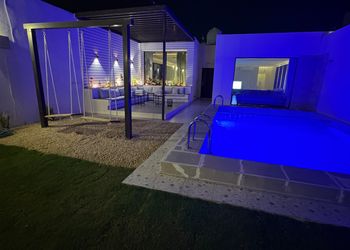 شالية مودرن بجلسة مطلة على المسبح 