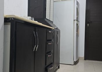 استراحة ببيت شعر ملكي وفناء خارجي