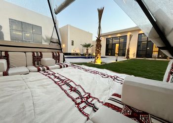 شاليه بمسطح اخضر وجلسة خارجية 