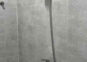 استديو بأثاث مريح وبسيط 