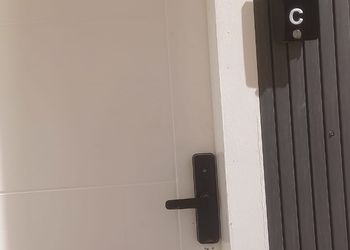 استديو بسرير ماستر وجلسة جانبية 