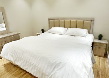 شقة بصالة انيقة وغرفة نوم