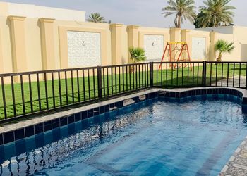 شاليه بمسطح اخضر و جلسة خارجية في الرمال