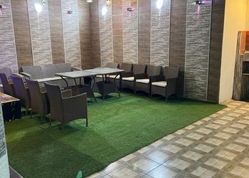 شاليه بمسطح اخضر وجلسة خارجية 