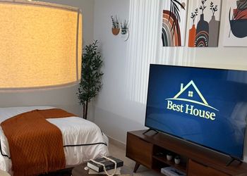 استديو بأثاث مريح وبسيط 