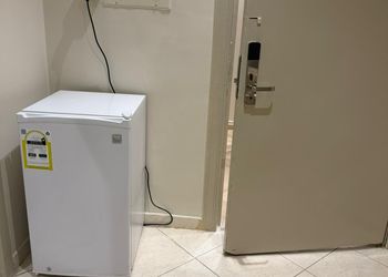 غرفة بسرير ماستر