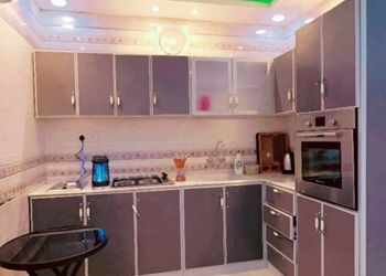 شاليه بجلسة تطل على مسبح خارجي 