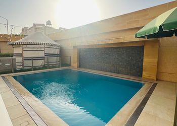 شاليه بغرفة نوم مطلة على المسبح