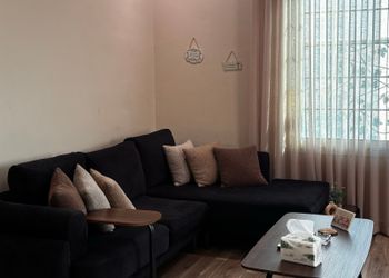 استوديو مميز بطابع خشبي هادئ