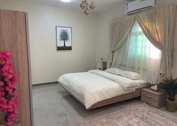 شقة بصالة وثلاث غرف نوم