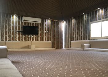 استراحة بمسطح اخضر وألعاب أطفال