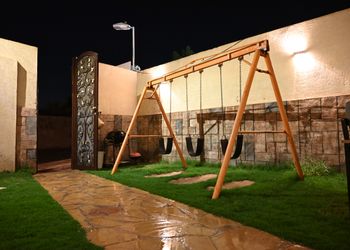 شاليه بألعاب أطفال ومسبح خارجي