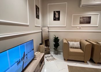 شقة بصالة مريحة وغرفتين نوم 