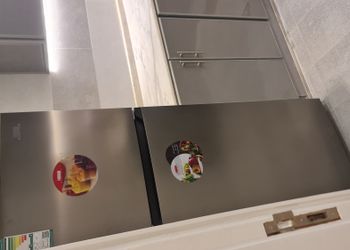 شقة بغرفة معيشة وغرفة نوم