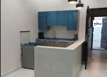 شقة بصالة وثلاث غرف نوم