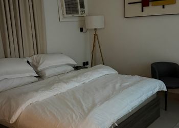 استديو بأثاث مريح وبسيط 
