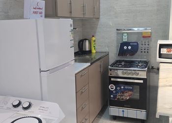شقة بصالة جلوس وغرفتين نوم 