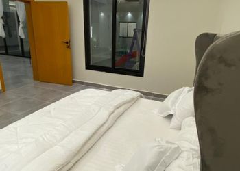 شاليه بمسبح ومسطح اخضر 
