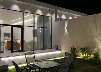 شاليه بجلسة تطل على مسبح خارجي 