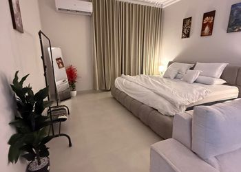استديو بسرير ماستر وجلسة مريحة 