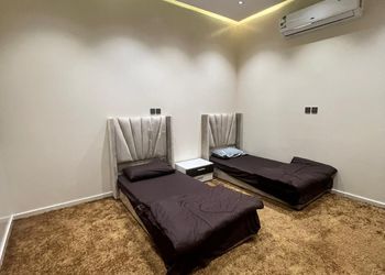 شاليه بمسطح اخضر وجلسة خارجية 
