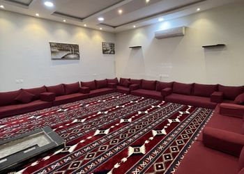شاليه بجلسة تطل على مسبح خارجي 