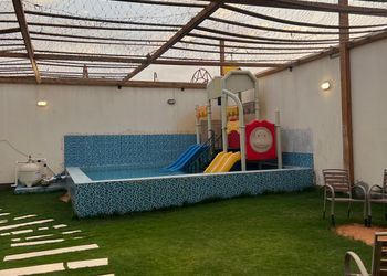 شاليه بألعاب مائية ومسطح اخضر