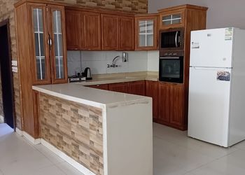 شاليه بصالة مطلة على المسبح