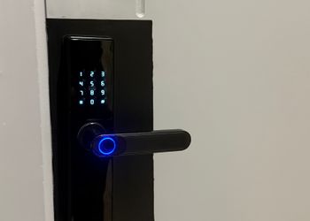 استديو بسرير ماستر وجلسة جانبية