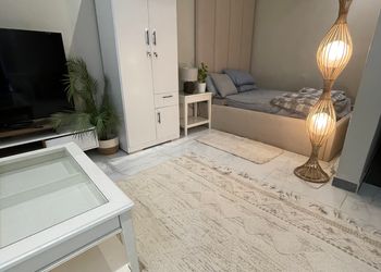 استديو بسرير مريح وأثاث بسيط