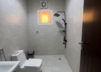 شقة بصالة وثلاث غرف نوم 